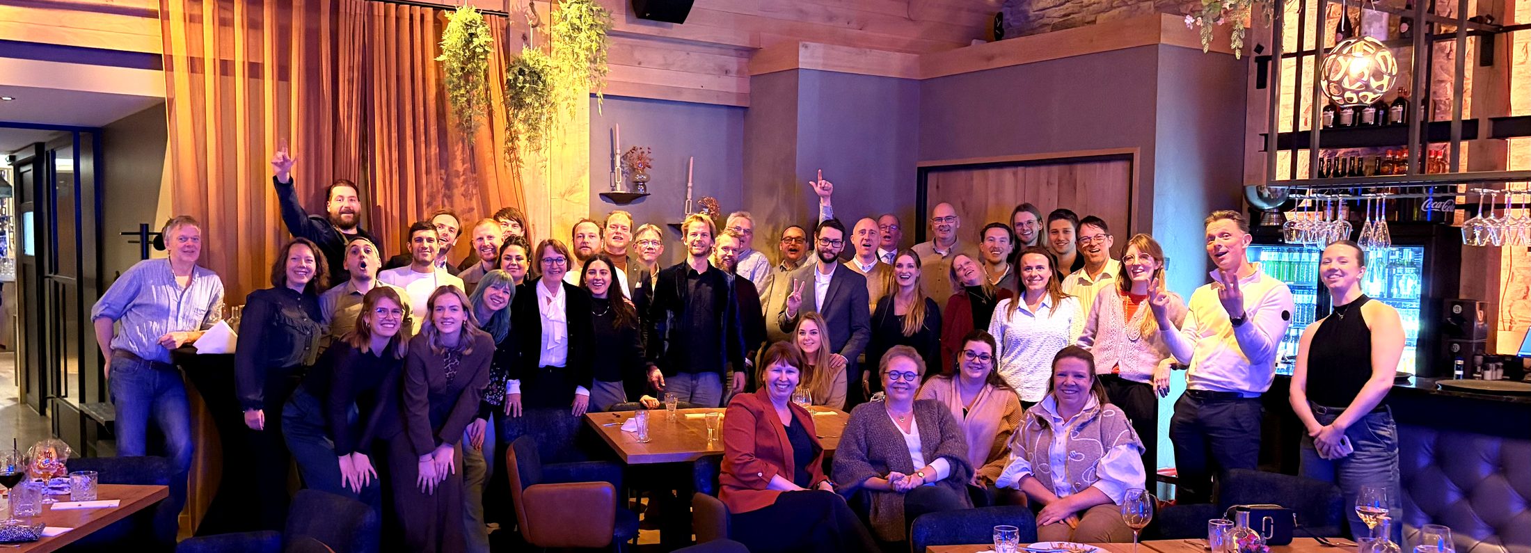 Het team van Curious Inc: ruim vijftig collega's bij elkaar tijdens een gezamenlijk diner.